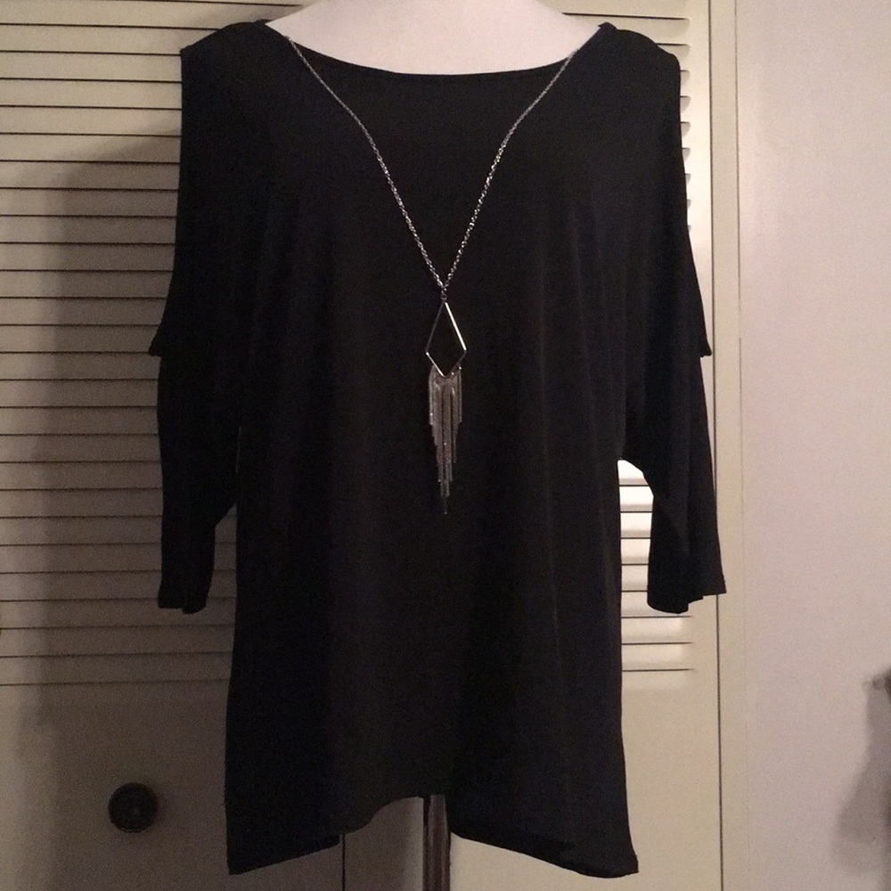 🎉new!🆕Black cold shoulder w/necklace🆕